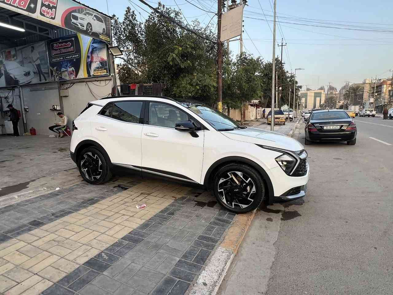 سلام عليكم كيا سبورتج موديل ٢٠٢٣ خليجي وكالة نم بعدها بالضمان فول مواصفات للأخير  رقم اربيل الدولي بسمي مكفوله من الضربه والصبغ  بيها بارد بسيط باب امامي ماشيه ٦٤ جاهزه من كلشي باتري جديد تخم تاير جديد السعر ٢٢٦ وبيها مجال بسيط جدا العنوان بغداد المنصور غير متواجد ع فيس ***********
