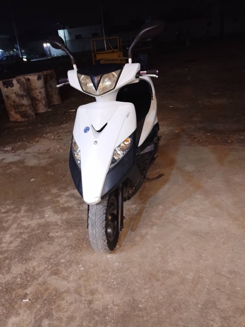 سلام عليكم دراجه ثعلب للبيع دراجه كلمه كفرات مختم عنوان بغداد  شارع الجزيره منطقه الاصلاح رقم هاتف ***********
