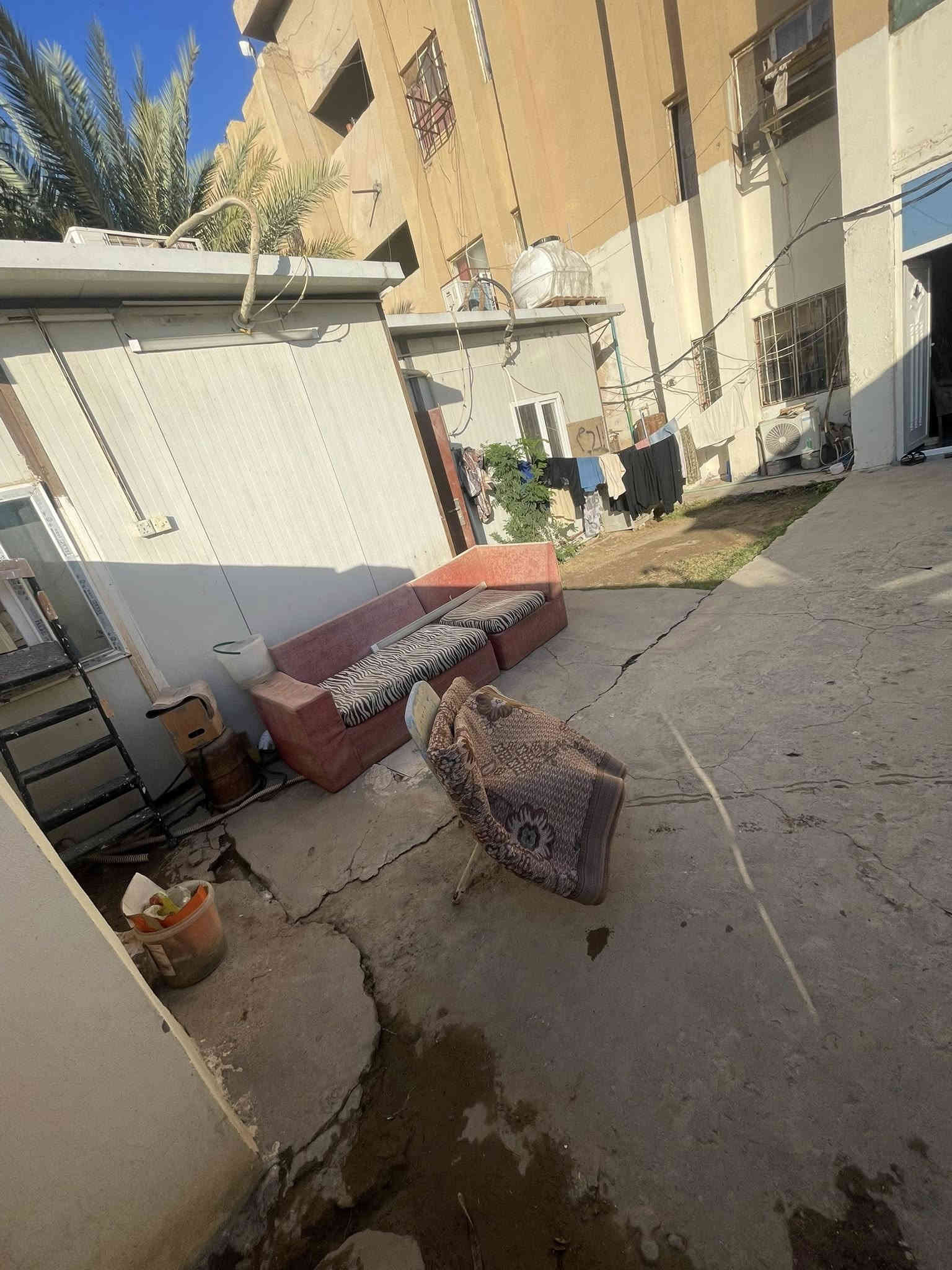 لسلام عليكم للبيع شقة طابو صرف (موقع مميز )جدا تعتبر بيت سند مستقل المساحه ١٠٢ م الشقه مترممه حديث ماء مجاري كهربائيات كله حديث تحويرات ارضيه بورسلين غرفتين نوم وستقبال  ومطبخ وصحيات كله درجه اولى 
بيها كراج كلش جبير وبيها  سندويج راح ينشال 
وذا المشتري يحب يشتري يستثمر ياجر المشتمل السندويج وذا يحب يسوي مكانه حديقه عنوان ابوغريب مجمع عمارات الالبان رقم عماره١٤ 
استفسار هاتف***********
