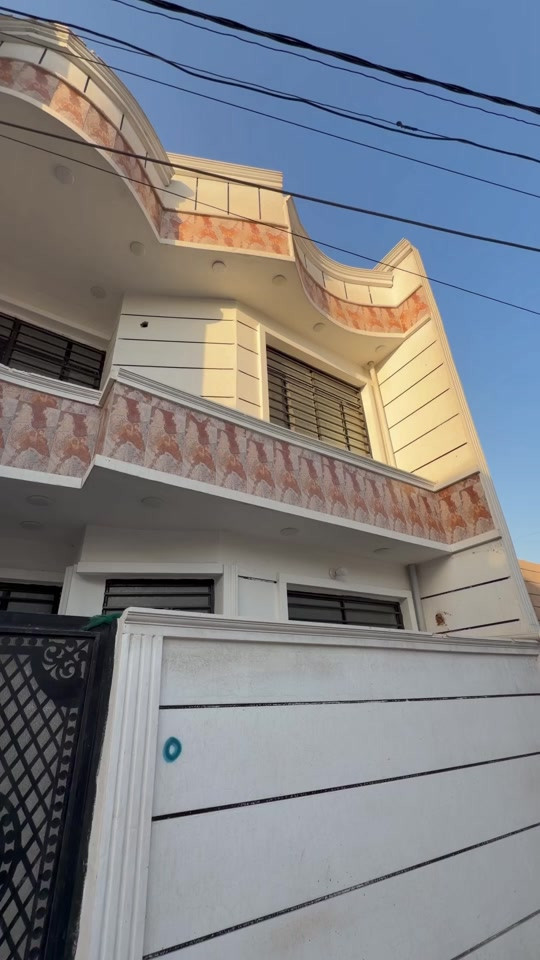 � للبيع دار سكني في بغداد 🏡 📍 الموقع: يبعد حوالي 10 دقائق عن منطقة السيدية. 📐 المساحة: 100 متر مربع. 🏠 مواصفات الدار: ✅ طابقان ✅ غرفتا نوم ✅ استقبال (صالة ضيوف) ✅ مطبخ ✅ خدمات صحية في الطابقين ✅ منور 💰 السعر: 65 مليون دينار عراقي 🔹 السعر قابل للتفاوض ضمن المعقول. 📞 للاستفسار والمعلومات: ***********

