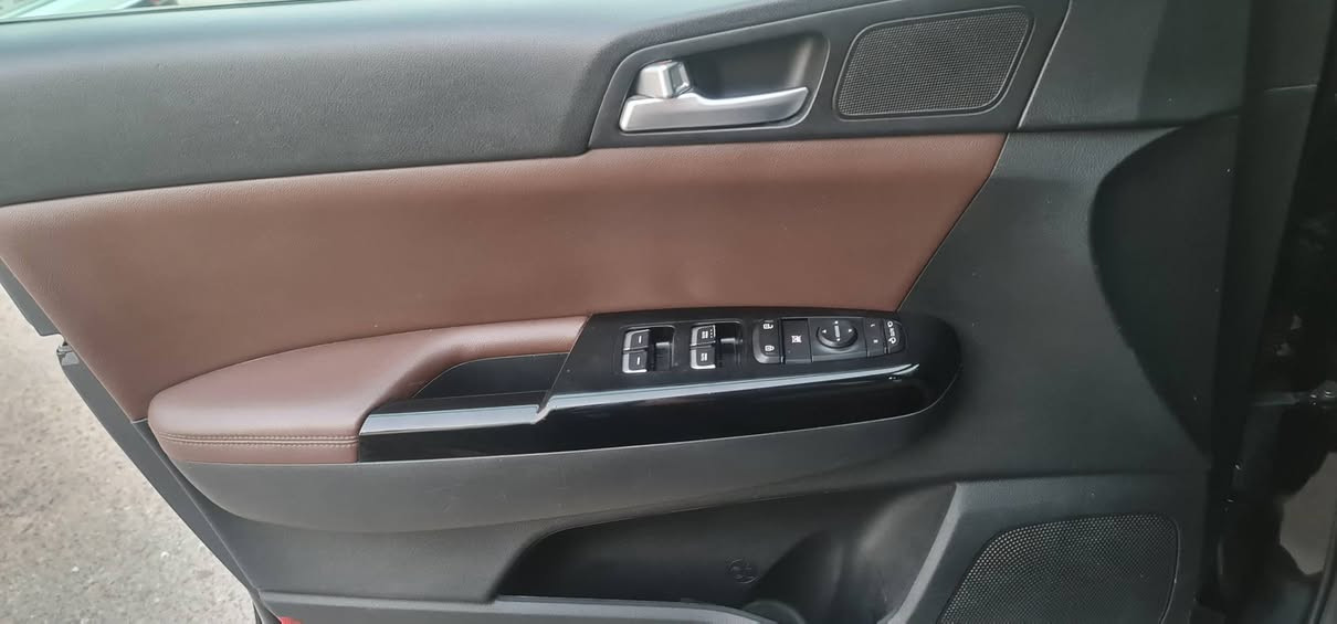 السلام عليكم 
سبورتج 2018 جيتي لاين  مكفولة من الضربة والصبغ من الدعامية للدعامية السيارة ماشية 109 الف km  فول مواصفات بصمة تشغيل وابواب سقف بانوراما داخل جلد قرميدي تدفئة وتبريد ومقاعد خلفية تدفئة سايد بريك دكمة ،اوتو هولد ، فور ويل درايف ، مانع انحدار ، مود درايف، تدفئة مقود ،شاشة اصلية ، كاميرا دوارة ، حساسات امامي خلفي ، زراك لايت ، كير محرك كفالة  ، السيارة مال استخدام شخصي ونظيفة كلش بالعافية على الياخذها للامانة سعرها 190 ورقة مكاني بغداد الكرادة  *********** الرقم بي واتساب للتواصل بغداد, العراق
