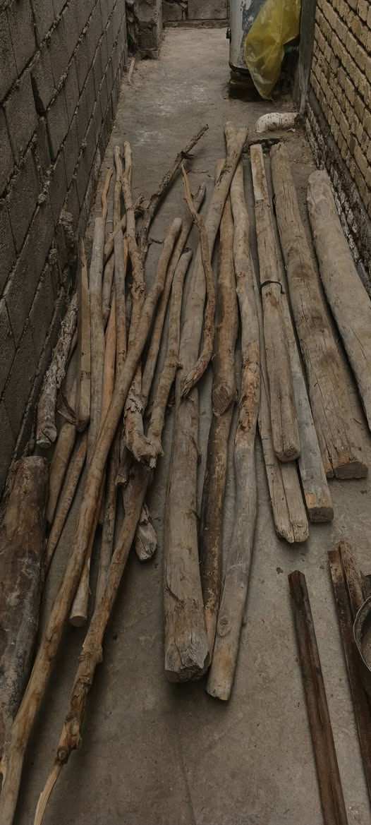 السلام عليكم ورحمة الله وبركاته عندي 13 زوايه مالت بناء و6شيلمانات وهمين عمدان الي يريد يشتري يتصل على الرقم ‏‪***********‬‏ طول الشيلمان اربع مترات ونص وطول الزوايه 5امتار
