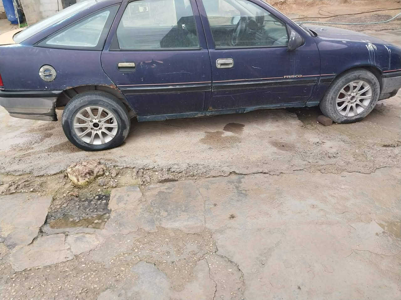 للبيع سياره اوبل عاطل مكينه سياره بسمي سنوينه رايح عليه سعره 20بي مجال ال شراى يتصل ***********
