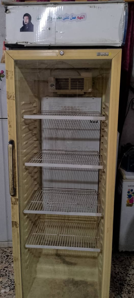 عارضه اسواق شغاله للبيع مستخدمه السعر 200 الف وبيهه مجال العنوان شقق الطالبيه شارع علي منصور 
مبايل ***********
