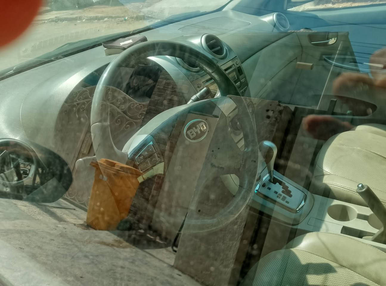 سيارة بي واي دي للبيع ج٣ موديل ٢٠١٣ 
رقم بغداد 
المكان حي العامل 
السيارة على وضع الشركة ما بدل بيه اي شي 
بيه طخات خفيفة والتبريد واكف تصليحة بسيط 
للتواصل ***********
السعر ٥٢ وبها مجال للشراي
