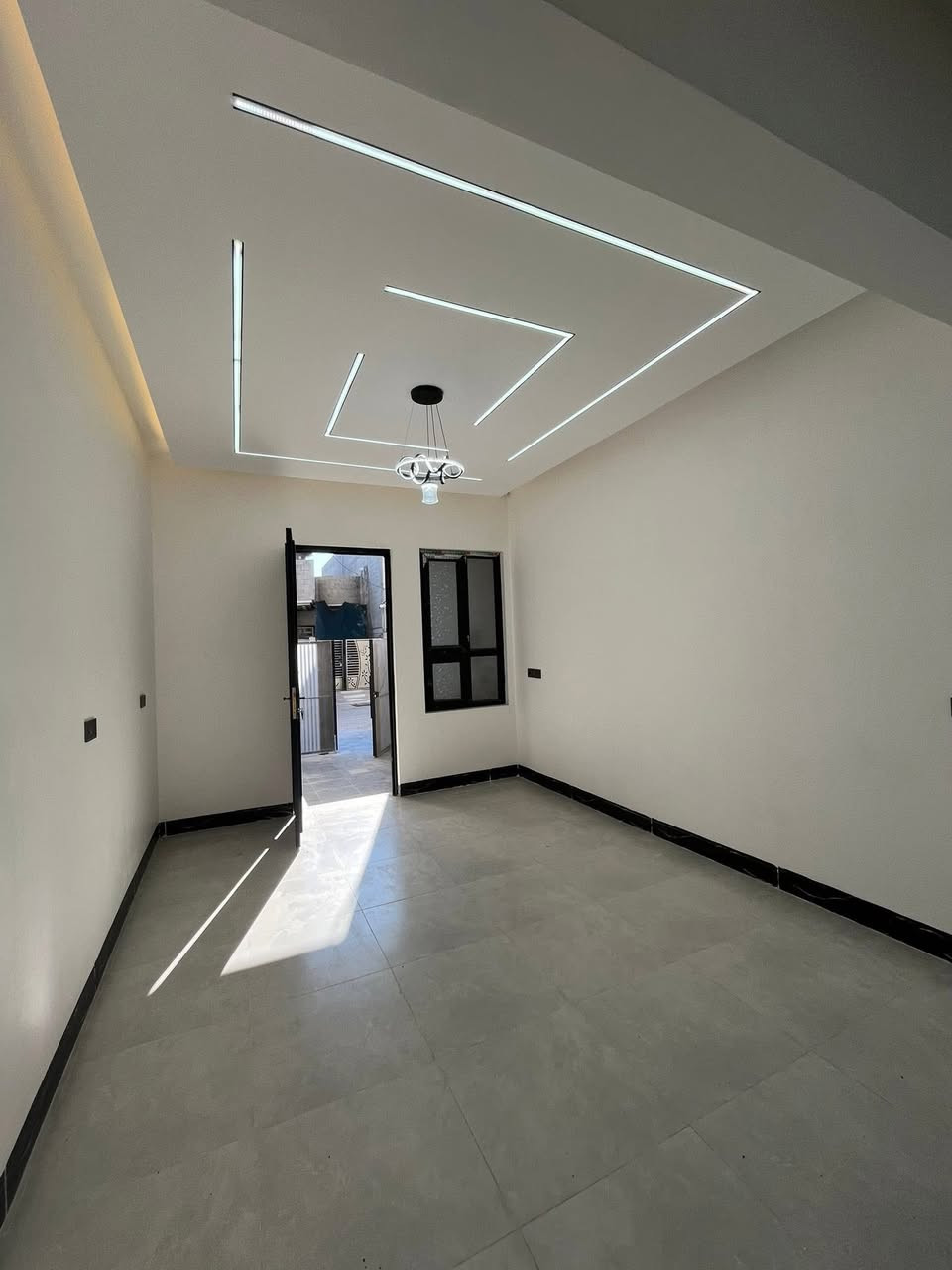 السلام عليكم ورحمة الله وبركاته #مكتب_الغوالي
بيت للبيع في حي السماح الاطباء قرب جامع يحيى شفيق الزهاوي 

🔹 المساحة : 100م ، الواجهة : 5م ، العمق : 20م

🔹  سند طابو زهور شرط تحويل وشرط قرار التمليك 

🔹 اساس البيت ومراحل البناء مصور بالكامل 🎥

ط1 : كراج ، استقبال ، هول ، مطبخ ، غرفة ، صحيات

ط2 : غرفتين نوم ، هول ، صحيات ، بيتونه ، بلكونه

مجهز بالكامل بكافة الانظمة الحديثة -

دكتات - سبالت - غسالات - انترنيت - دشات - كامرات

للأستفسار آكثر مراجعة #مكتب_الغوالي الكائن في حي السماح الاركان قرب مدرسة السماح الأبتدائيه وقرب مول القمة على شارع 20 او الاتصال على الارقام التالية

***********

***********
