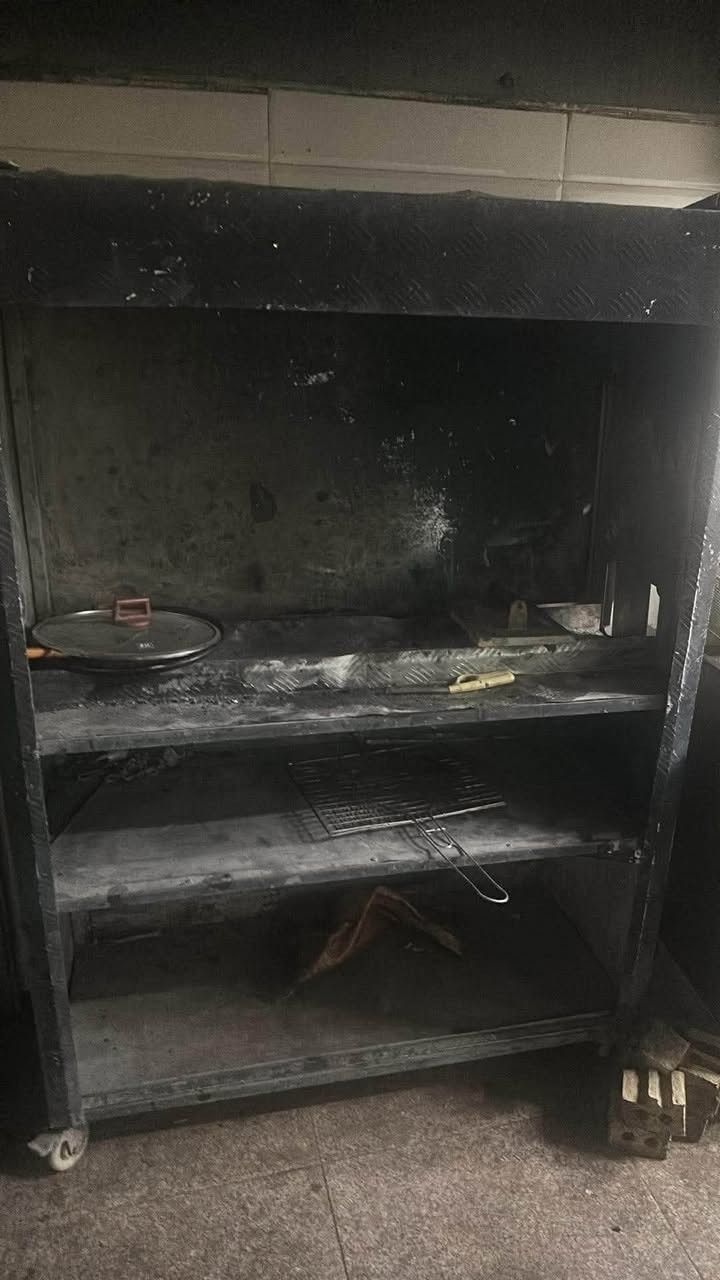 غراض مطعم للبيع المستعجل بيع شلعه وحده

فرن حجري 600 الف
قلايه 3 مدافع 375
بوجر قياس لفتحه 2 م طًول 3 م 350
براد مقبلات سيل ستيل غذائي 400
ميز مرمر وبراد 300 الف صيانه وايرات فقط شغال
الشواية 100 الف
ميز سيل ستيل طول 180 م ب 130 الف
ميز سيل ستيل طول 120 م ب 100
خلاط حمص 100 الف
لبلانكات ومصافي ولرول كلها 100 الف
طباخً 200 الف

جهاز وافل وكريب 180 الف
قلايه منضدية 60 الف

بغداد 

***********
