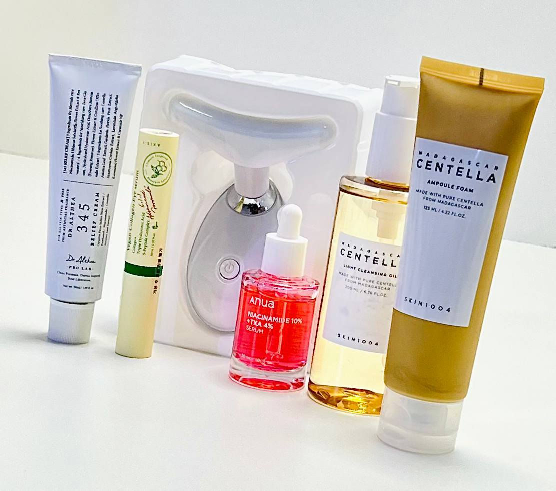 ✨ روتين عناية متكامل لبشرة نضرة وصحية ✨
كل منتج بهالطقم هو خطوة مهمة لجمال بشرتچ! 💁🏻‍♀️
خلي بشرتچ تتنفس وتتجدد بهالروتين المصمم بعناية من أفضل الماركات الكورية 🌸🇰🇷

👇 تعرفي على المنتجات وحدة وحدة 👇

1. 🧴 SKIN1004 Madagascar Centella Ampoule Foam
غسول رغوي لطيف يزيل الأوساخ والزيوت بدون ما يسبب جفاف للبشرة، بتركيبة السنتيلا الآسيوية تهدي البشرة وتحافظ على توازنها 🌿

2. 🧼 SKIN1004 Light Cleansing Oil
زيت تنظيف خفيف يذوب المكياج وواقي الشمس بفعالية بدون ما يترك أي بقايا دهنية ✨
مثالي لتنظيف مزدوج لبشرة نظيفة وعميقة.

3. 💧 Anua Niacinamide 10% + TXA Serum
سيروم قوي لتفتيح البقع الداكنة وتوحيد لون البشرة 🌟
يحتوي على النياسيناميد والتراكساميك أسيد لنتائج ملموسة من أول أسابيع الاستخدام.

4. 🧊 Vegan Cooling Eye Serum
سيروم تبريد فوري لمنطقة تحت العين، يقلل الانتفاخات والتعب 👁️❄️
بتركيبة نباتية مناسبة لكل أنواع البشرة.

5. 🧴 Dr. Althea 345 Aqua Boosting Cream
مرطب عميق يمنح بشرتچ جرعة مكثفة من الترطيب يدوم لساعات 💦
مثالي للبشرة الجافة أو الحساسة.

6. 🌟 جهاز تدليك الوجه الكهربائي
أداة ذكية لشد البشرة وتحفيز الدورة الدموية ✨
تساعد على امتصاص السيرومات بشكل أفضل وتقلل من مظهر التعب والتجاعيد.

💖 النتيجة؟ بشرة صافية، مشرقة، ناعمة مثل الحرير 🌸
خلي هالروتين يكون سر جمالك اليومي 👑

📦 متوفرة الكمية حالياً – لا يفوتچ الطلب 💌

سعر العرض 70 الف 😳😳😳

تـــــــوصيــــــ🚗ــل بغـــــداد 4 محــافظات 6


**إذا كنت صاحب هذا الإعلان وتريد حذفه لأي سبب، رجاءا أرسل رسالة إلى الدعم الفني**