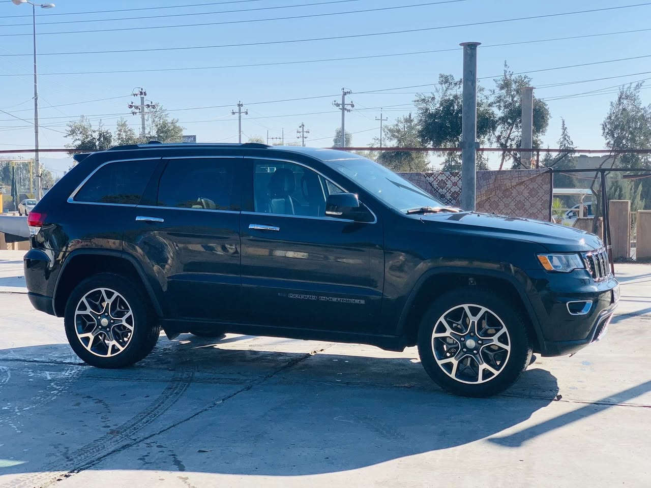 جيپ جراند شيروكي 2022 (Limited - فول مواصفات)
المواصفات:
• الموديل: 2022
• الفئة: ليميتد (Limited)
• الكراسي: جلد، كهرباء مع ذاكرة (Memory Seat)
• التدفئة: تدفئة كراسي + تدفئة ستيرن
• المرايا: رادار جانبي
• نظام الدفع: فور ويل (4x4) دبل اكسل
• التشغيل: تشغيل عن بعد (شغال)
• وضعيات القيادة: 3 مودات قيادة
• التحكم: تحكم ستيرن (فوليوم)
• الأنظمة: أوتو بريك (Auto Brake)، أوتو ستوب (Auto Stop)، نظام (Start-Stop) الموفر للوقود
• الشاشة: شاشة كبيرة + كاميرا + حساسات
• الجير: دبل جير + شفتات خلف المقود (صندوق شفت)
حالة السيارة:
• الجير والمحرك: بشرط الفحص (بشيرت)
• السنوية: مجددة (تازة)
• التحويل: بشرط التحويل وبراءة ذمة من الغرامات
• الضرر: توجد 5 قطع صبغ (پێنج پارچە)
سعر: 219$
***********
