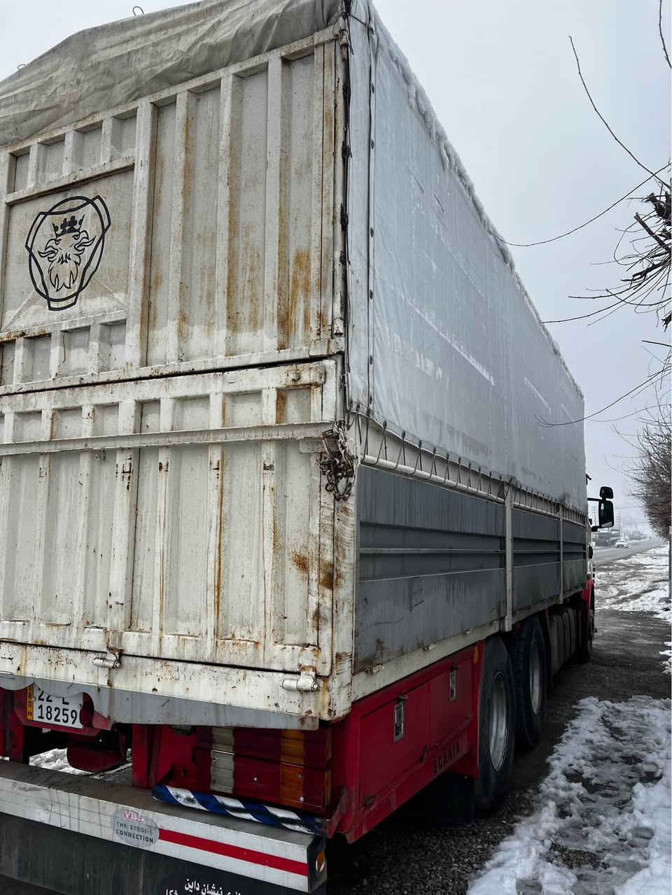 Scania 2003
سيارةكة بي سبوغ دةعامي لو دةعامي بةشةرت
مةكينة انجيك سور ٤٢٠حجم
گير عادية  
بيلاد شانسي دريژ  
 سحال تاك تاية
ريتايدار
روبستونة
رةقةم و سةنةوي نوية
تاي هةمووي نوية 
 گير مةكينة تةبريد ريتايدار بةناو كردن هةمووي بةشةرت  
سعري ٢٣٨ وةرةقة مةجالي تيدا
***********
***********
  كةفالي حاجومةرانيش لةگةل سوران, أربيل
