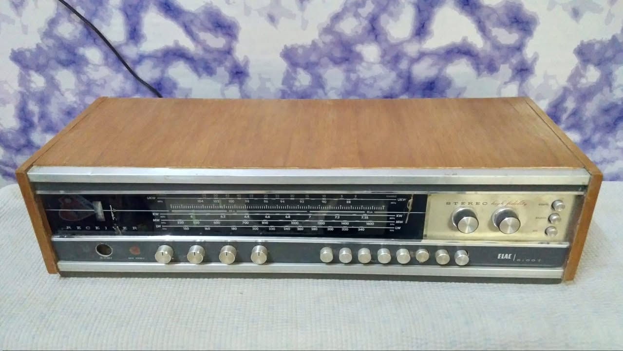 راديو أنتيكا ألماني الصنع 
متعدد الموجات FM . MW .SW. LW 
شغال على كهرباء 220 فولت
إنتاج سنة 1969 / 1970
للتواصل ***********
