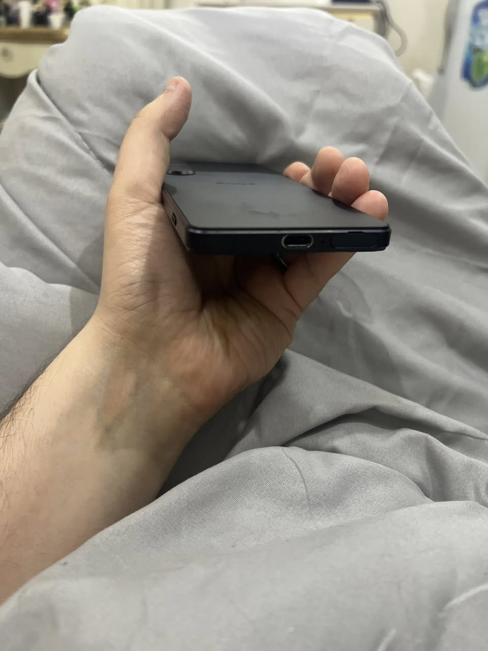 لسلام عليكم 
بغداد المنصور ***********
Sony xperia
م1v mark 5
النسخة اليابانية الغنية عن التعريف مواصفات مرعبة 
للبيع لسعر 550 الف مع لاصق ضد الكسر وشاحنة 45 واط نظافة 100‎%‎ شخط مابي

الحجم: 6.5 بوصة بتنسيق 21:9 CinemaWide.  
 • النوع: 4K HDR OLED بدقة 3840×1644 بكسل (~643 ppi).  
 • معدل التحديث: 120 Hz — سلاسة عالية في اللمس والرسوم.  
 • الحماية: Corning Gorilla Glass Victus 2.  

💾 الذاكرة والتخزين
 • RAM: 12 GB LPDDR5x.  
 • التخزين الداخلي: 256 GB أو 512 GB (UFS 4.0).  
 • دعم microSD: نعم (حتى 1 TB عبر فتحة بطاقة الذاكرة).  

📸 الكاميرات

الخلفية (ثلاثية):  
 • رئيسية: 48 MP (عريضة)
 • تليفوتو: 12 MP (تكبير بصري كبير)
 • واسعة جدًا: 12 MP
أمامية: 12 MP ذات جودة ممتازة للسيلفي.  

📹 تصوير فيديو بدقات عالية حتى 4K @120fps في الخلفية.  

🔋 البطارية والشحن
 • السعة: 5000 mAh.  
 • شحن سريع: يدعم USB-PD للشحن السريع.  
 • شحن لاسلكي وميزة Battery Share (شحن عكسي).  

📶 الاتصال والميزات
 • 5G / 4G / 3G / 2G شبكات كاملة.  
 • Wi-Fi 6E, Bluetooth 5.3, NFC, GPS.  
 • مقاومة الماء والغبار: IP65 / IP68.  
 • منفذ 3.5 mm سماعات رأس موجود.  

⚖️ الأبعاد والوزن
 • الطول حوالي 165 مم، العرض 71 مم، السُمك 8.3 مم.  
 • الوزن: حوالي 187 غرام.  

⸻

هاتف Sony Xperia 1 V (SOG-10) هو جهاز رائد كامل المواصفات يركز على:
✔ شاشة 4K OLED ممتازة للميديا والأفلام.  
✔ أداء قوي جدًا بفضل Snapdragon 8 Gen 2.  
✔ كاميرات متقدمة مع إمكانيات تصوير احترافية.  
✔ بطارية كبيرة وميزات شحن متقدمة.
