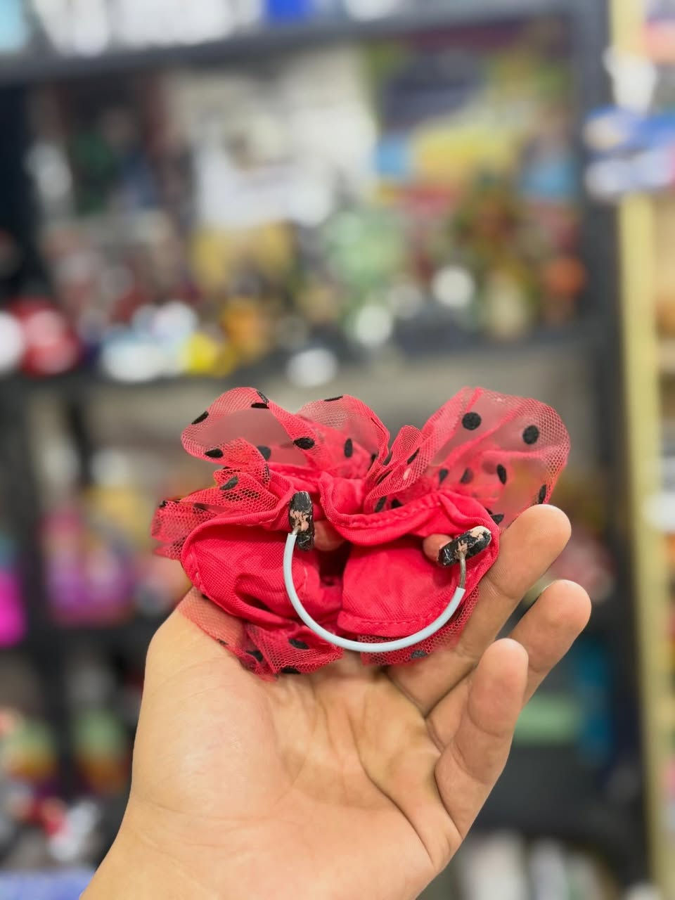 متوفر ✅سعر ٣٥   دمية فلامنكو إسبانية تقليدية من ماركة مارين (Marin)، وهي تُعتبر من المقتنيات الشهيرة. 
الدمية ترتدي فستانًا أحمر مزينًا بنقاط سوداء ومصنوعًا من طبقات التول (الدانتيل). 
تتميز الدمية بوجود شال أسود طويل (مانتيلا) وزهرة حمراء في شعرها. 
هذا النوع من الدمى يُصنع عادةً في إسبانيا ويُستخدم كقطعة ديكور تقليدية.


**إذا كنت صاحب هذا الإعلان وتريد حذفه لأي سبب، رجاءا أرسل رسالة إلى الدعم الفني**