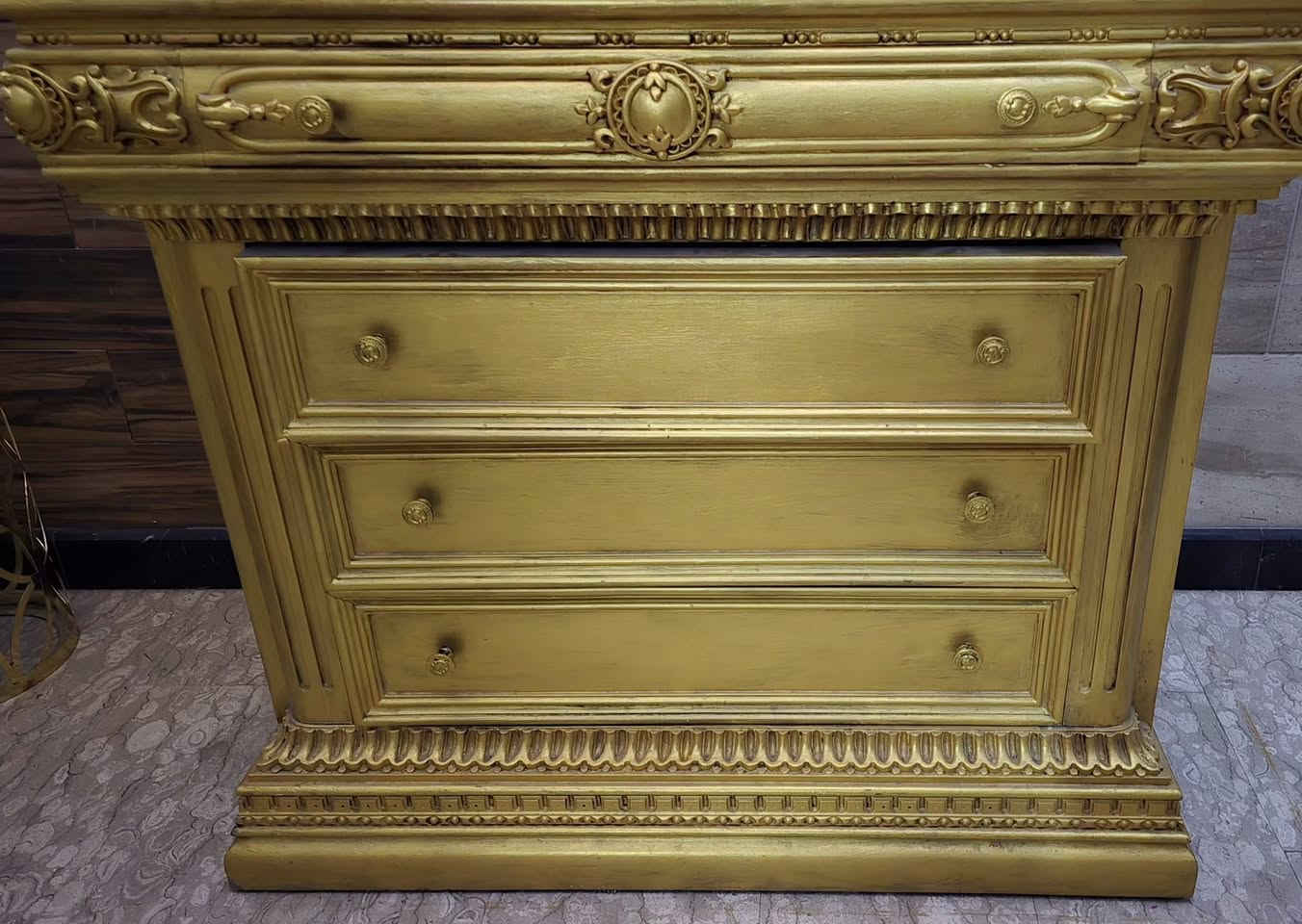 للبيع كنتور  زائد ميز تواليت مع كوميدي عدد ٣ بسعر 300الف  بغداد الوزيرية ***********
