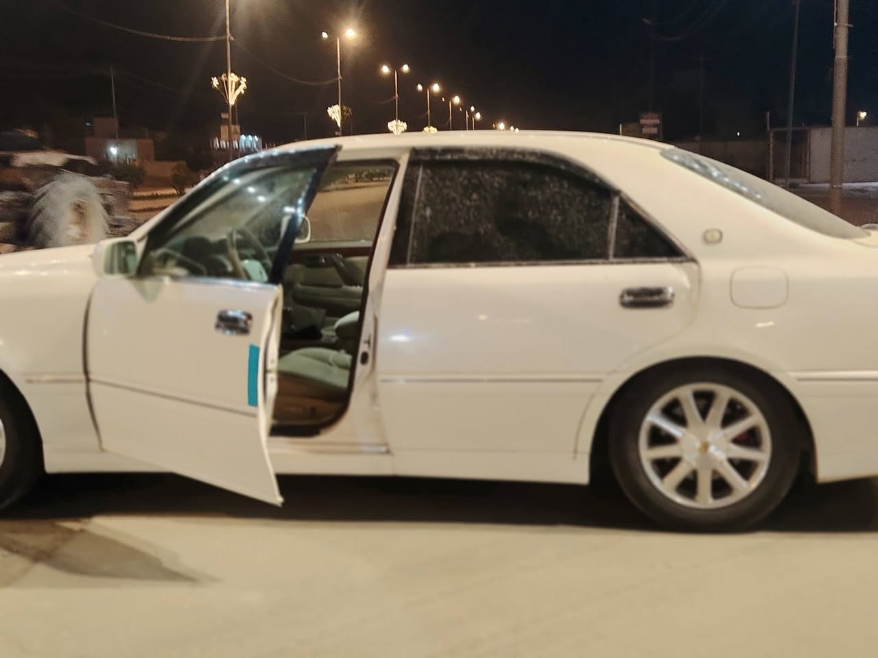 للبيع تيوتا كروان ملكة مديل 2002 السياره كفاله عامة من كص وضربة ونقل جثة واصوليات ورسميات  رقم أنبار مشروع وطني مداور ثاني يوم بسمي السياره 
مواصفاتها السياره
✅ديفور الجبير 
✅شاصي 75 
✅4دكم  
✅مري شفط 
✅ستيرن كهرباء
✅كشن كهرباء
✅برده خلفية 
✅تحكمات خلفية 
✅جام كهرباء 
✅داخل بيجي مخمل  
✅ويل نجمة نفطي 
✅تخم تاير جديد  
✅حدادية بلجيس 
✅سبير + عده كاملة 
✅تبريد ثلج سلبت + تبريد خلفي وثلاجه 
✅قواعد ضوئية 
✅شاشة كبيره كرستال     
السياره تحويره نجف فوك وجوه دشبول امارات     
السياره كاملة مكملة••
السعر ١٣٥ وبيه مجال الشراي
العنوان بابل الطليعه
***********
