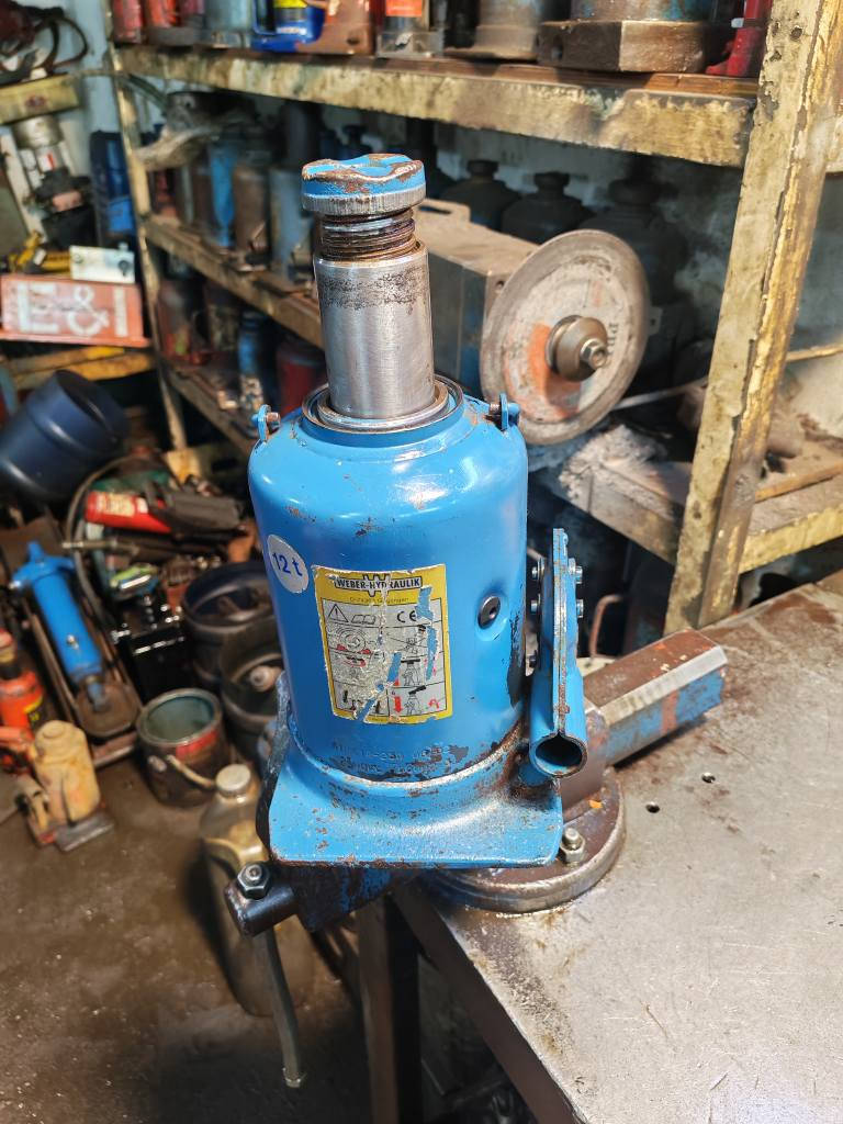 جك يدوي دبل بستم  سعة الضغط  من 20 لى 25طن  مع ضمان 5 اشهر صيانه  العنوان باب الشيخ خلف كراج النهضة  *********** بغداد, العراق
