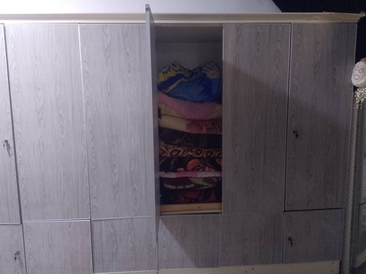 كنتور 6ابواب نظيف للبيع ب 200الف وبيها مجال ***********
