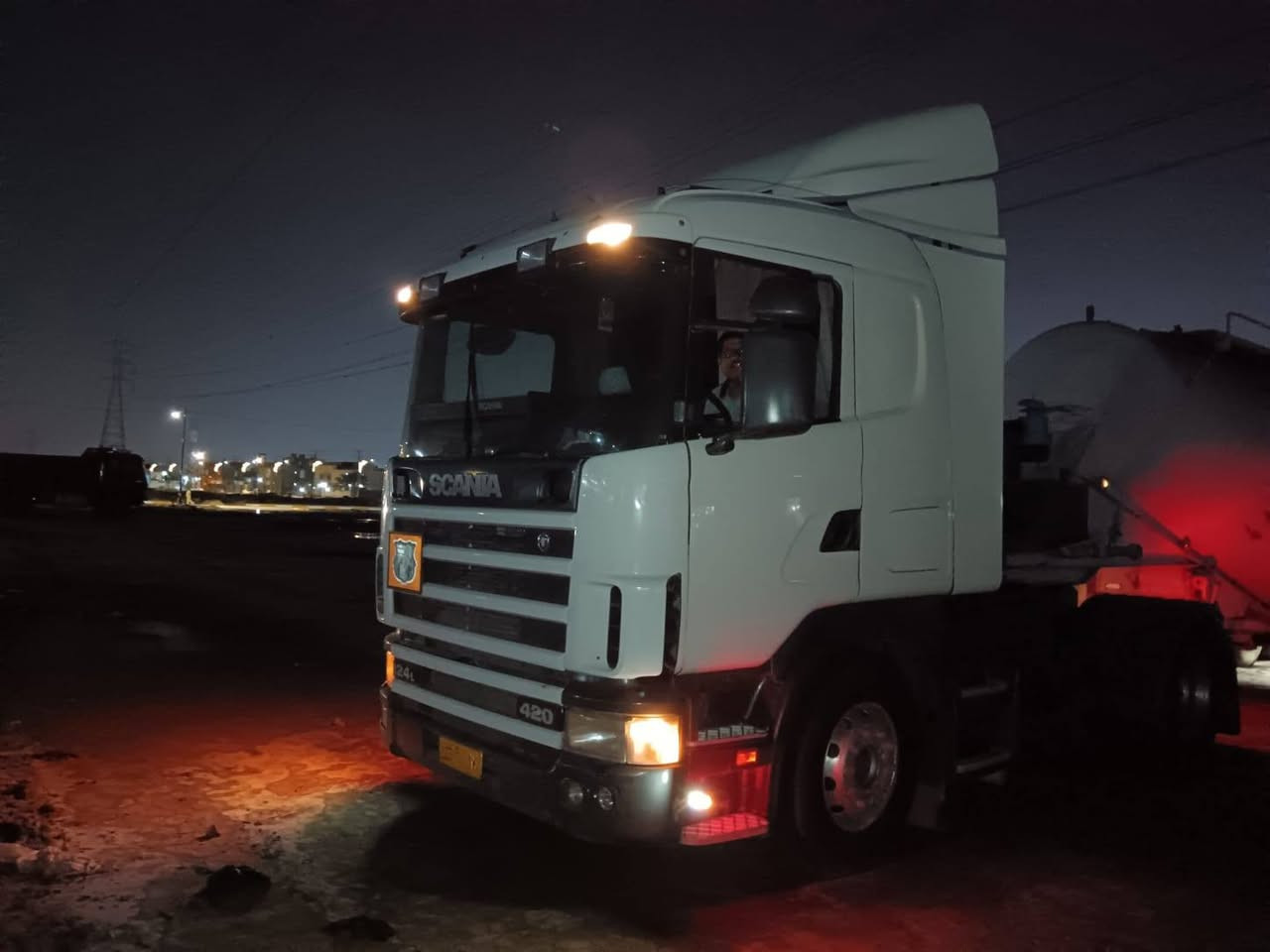 سلام عليكم سكانيه للبيع موديل 2002حاهزة للعمل رقم انكليزي جديد تدفئه تبريد ريتايدر رقم مثنى مداور ثاني يوم مربوطه سايلو حالين بلعمل مثبته بسنويه صهريج للستفسار اكثر التصال علا رقم ***********
