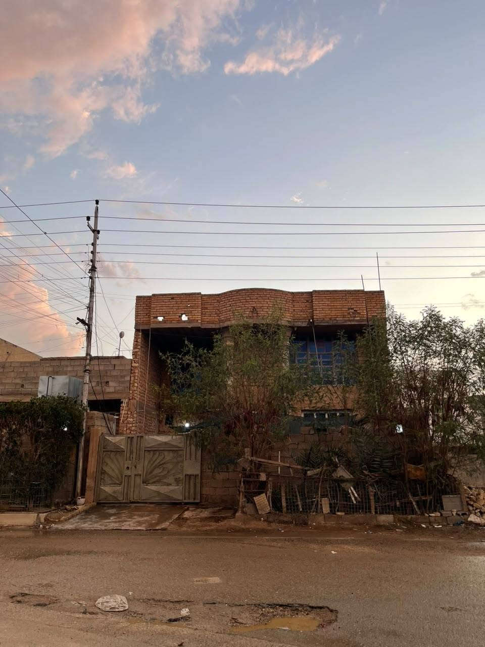 بيت للبيع ٢٠٠م شارع ٣٠ومقابيله شارع ٣٠ طابقين ٥كيلو قرب جامع حذيفة ابن اليمان عرض تجاري وبسعر مناسب جداً 
الطابق الارضي غرفتين نوم وصاله وستقبال ومطبخ وصحيات خارجية وداخلية وترك 
الطابق الثاني غرفتين نوم وصاله وسطح 
البيت طابو صرف تحويل مباشر 
علما سعر القطعه ١٠٠ مليون 
البيت كامل من الداخل بورسلين وحزام ١٢٠ 
جان ماجر ب٤٠٠الف يرهم سكن ويرهم تجاره 
نقصه بس واجهيه ولبخ الداير 
السعر ١١٥ مليون 
مكتب كريم العبيدي 
***********
