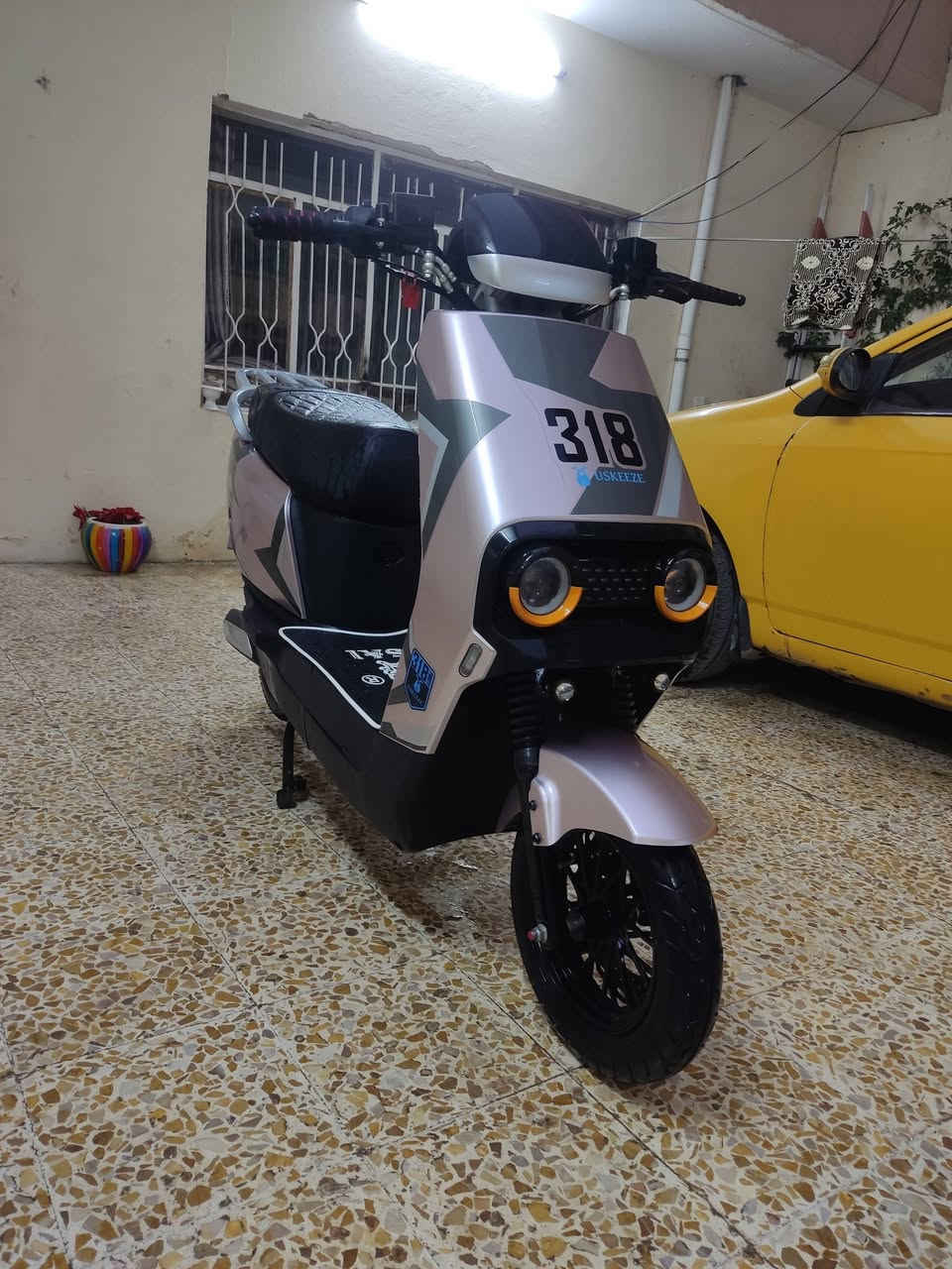 للبيع فقط مطور شحن 318 موديل 2025 حديث  نضافه فول بطاريات شرط الفحص 6 دبل ملف 2000 أشاير لايت هورن كلو شغال مابيه اي عطل بك رجوع R  مطور نضافه فول 4نمر سرعه 99 حقيقي 70الى 80 السعر 600 وأبيه مجال مكاني موصل حي عدن رقم الهاتف ***********
