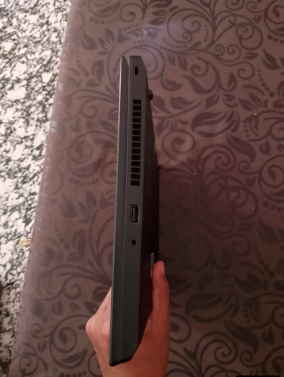 💼 فخامة واعتمادية سلسلة الـ ThinkPad الشهيرة! Lenovo ThinkPad L14 💻🔥
إلى طلاب الجامعات، الأساتذة، الموظفين، وأصحاب الأعمال الميدانية.. إذا كنت تبحث عن لابتوب يجمع بين المتانة العالية (المعايير العسكرية في التحمل)، الوزن الخفيف، والأداء السريع لإنجاز مهامك اليومية والدراسية بسلاسة تامة.. فهذا الجهاز هو خيارك الأذكى!
⚙️ المواصفات الفنية والعملية:
⚡️ المعالج: Intel Core i5 (الجيل العاشر) – أداء قوي، مستقر، وممتاز جداً لتشغيل البرامج الدراسية، التصفح، وإدارة الأعمال المكتبية بكفاءة عالية.
🚀 الذاكرة (RAM): سعة 8GB – تمنحك استجابة سريعة وسلاسة في التنقل بين النوافذ والملفات.
💾 التخزين: 256GB SSD – سرعة فائقة في إقلاع النظام وفتح البرامج بلمح البصر مقارنة بالهاردات العادية.
🖥️ الشاشة: بحجم 14 بوصة – حجم مثالي ومريح جداً للتنقل، الدراسة، والعمل في أي مكان وبوزن خفيف.
🔥 عرض خاص وشامل – جاهز للعمل فوراً 🔥
💰 السعر: [300,000] دينار عراقي فقط!
🎁 الباقة المجانية الكاملة: شاحن أصلي + حقيبة + ماوس + ملحقات.
🚚 التوصيل: متوفر خدمة التوصيل السريع لجميع المحافظات!


**إذا كنت صاحب هذا الإعلان وتريد حذفه لأي سبب، رجاءا أرسل رسالة إلى الدعم الفني**