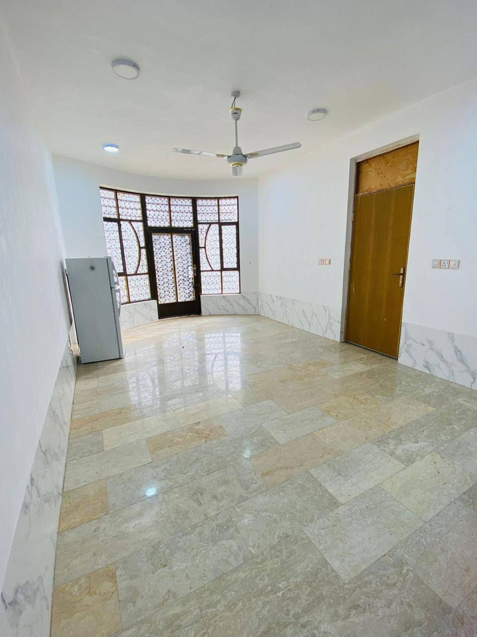 سلام عليكم 
بيت مساحته ٣٠٠ م بناء حديث ٢٠٢٢ 
بابل حله  طهمازيه على شارع شريفه بنت الحسن ع العام قرب مؤسسه اهل البيت 
البيت طابقين ومرمر الطابق الاول والثاني والسيراميك اسباني 
لباقي التفاصيل اتصل على الرقم 
*********** واتساب 
***********
