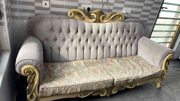 تخم ملكي نضيف 10 نفرات 6 قطع 4 كراسي وقنفتين ثلاثيات السعر 325 المكان مجمع الاميرات لاتصال *********** النجف
