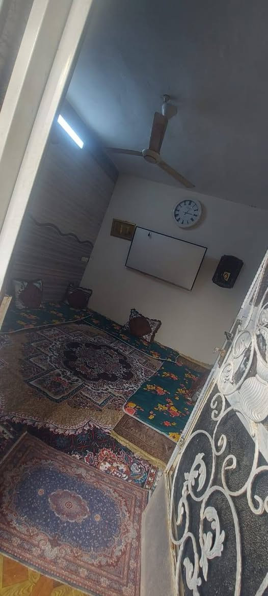 السلام عليكم
دار لبيع في حي اليرموك خلف مصور غزوان مساحه ١٢٠ 
مكون من طابقين ٣ غرف نوم وصاله واستقبال 
السعر ٣٢ وبي مجال 
اتصال ***********
