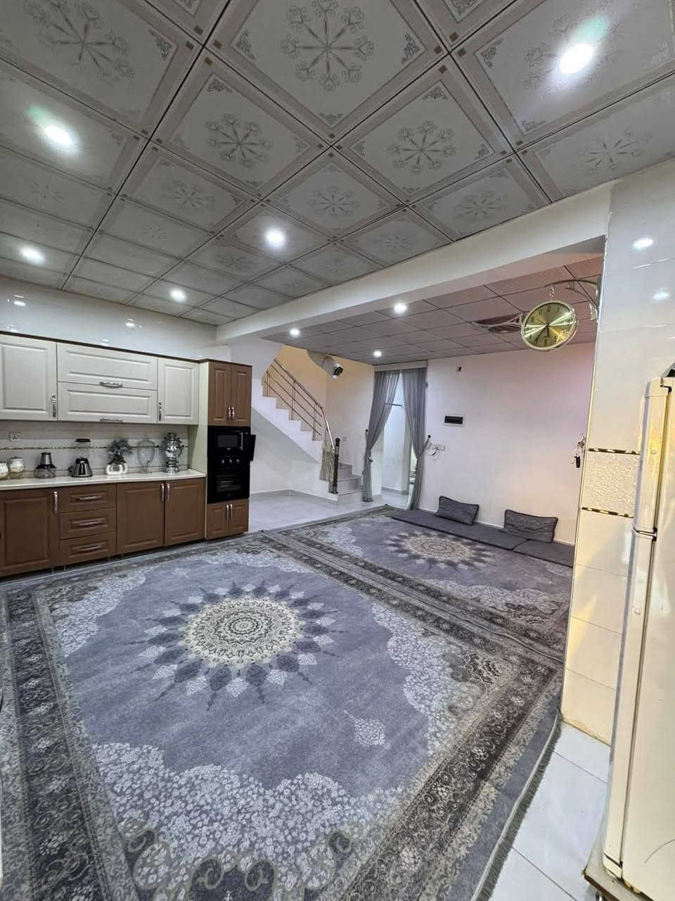 كود رقم 925
منزل للبيع في #هولير_ستي 
مساحه 200 متر 
يتكون من 
2 غرف نوم _ استقبال _مطبخ_صاله 

البيت جداً نظيف موقع مميز 
يوجد معه محلين تجاري تتأجر 400 ألف 
على شارع 20 
ماء + كهرباء ممتازه 
للمزيد من المعلومات يرجى الإتصال على الأرقام التالية 
***********
***********

 #عقارات_اربيل #بيع_وشراء #شركة_باب_النجاح_للعقارات أربيل, العراق
