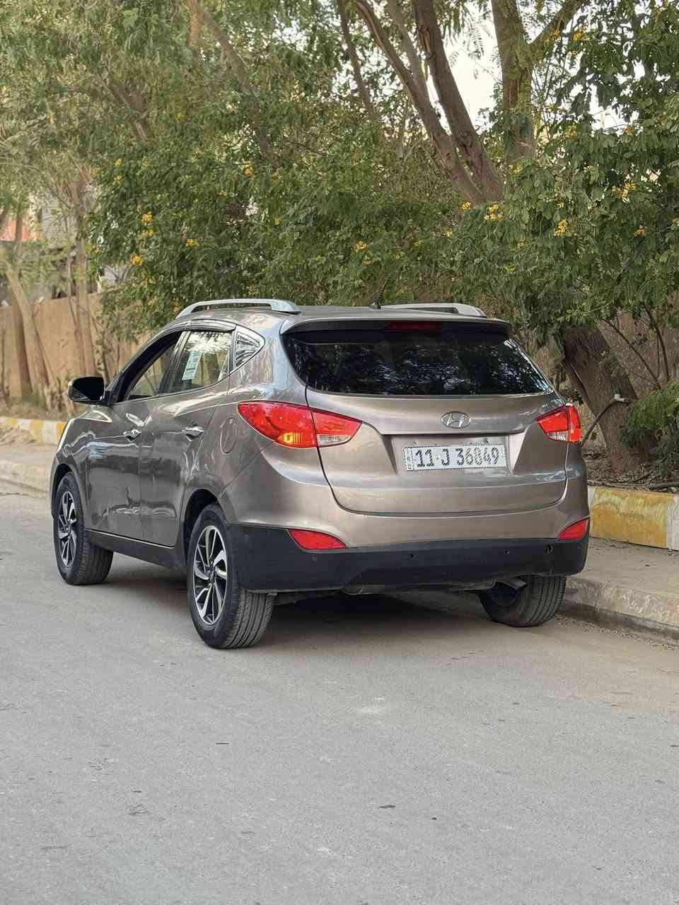 السلام عليكم
هونداي توسان 2011 رقم بغداد دولي (بأسمي) سنوية وهزة جديدات ل 2030 محرك 2000 دوش خير من الله لاتنقيص لاتبخير تخم تاير جديد باتري جديد صدر امامي خلفي قبل شهرين مشدود /تحكمات ستيرن كشنات تدفئة هيتر ستيرن اشاير مري نضام ايكو اقتصاد بانزين والى اخره

السيارة بيها مكانات صبغ ابيع حزام بدون اي دواخل شرط  لغد شاصي كفالة والسونار اخر صورة 
السعر 97 وبيها مجال قليل
مكاني واسط الصويرة
***********
