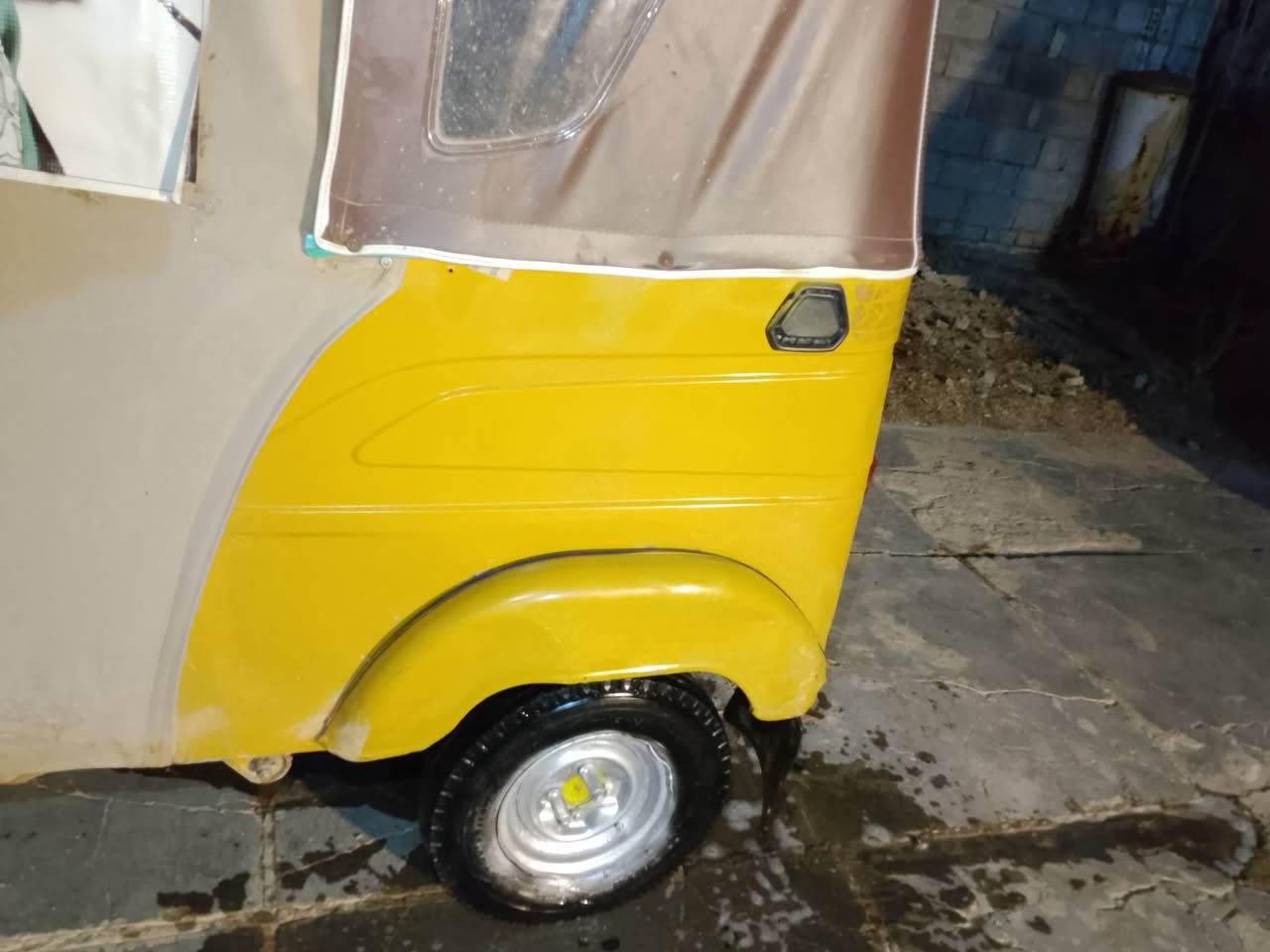 السلام عليكم تكتك موديل ٢١/٢ للبيع بيهه ضربه بل صفحه ليمنه.قليله  مصبوغه عام ***********  مكاني النهروان
