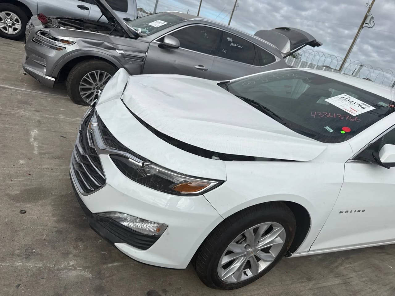 السلام عليكم 
ماليبو 2025 lt 
السيارة حاليا بجبل علي توصل ام قصر ١٠-١ 
السعر مطروحة بلبصرة 70 ورقه وماكو ٢٥ بهيج سعر 
للاستفسار ***********
