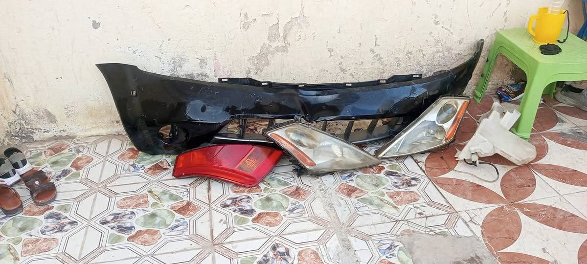 السلام عليكم غراض نيسان مورانو دعاميه اماميه وبك لات واحد ولاتات ثنين ودبه زراكات  زرف صغير العنوان ميسان 
*********** السعر 150 الف وبيهن مجال
