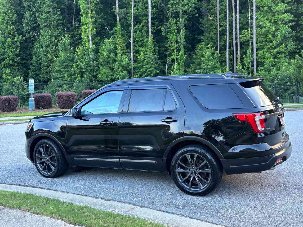 2018 Ford Explorer XLT
185,000 miles 
Drives excellent 
Backup camera 
Bluetooth 
Heated seats 
Push start 
Double sunroof 
3 row seating 
Passed emissions 
Clean title 
Ac/Heat works great Stone Mountain, GA


**إذا كنت صاحب هذا الإعلان وتريد حذفه لأي سبب، رجاءا أرسل رسالة إلى الدعم الفني**