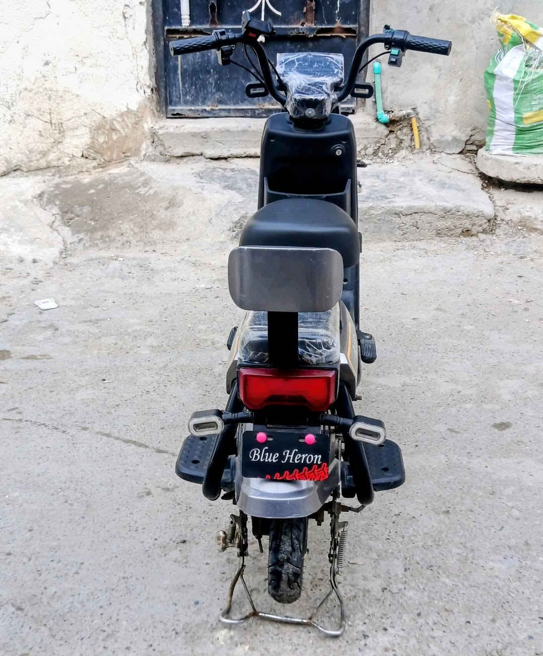 السلام عليكم دراجه شحن للبيع مابيهه اي شي فقط  البريك الامامي عطلان  ونضافتهه 90% تشغل اشاير   لايت عالي ناصي 4 سرعات  (سعره 150 الف) وبيهه مجال مكاني : مدينه الصدر الارفلي قرب شركه الانوار اي استفسار الرقم : ***********
