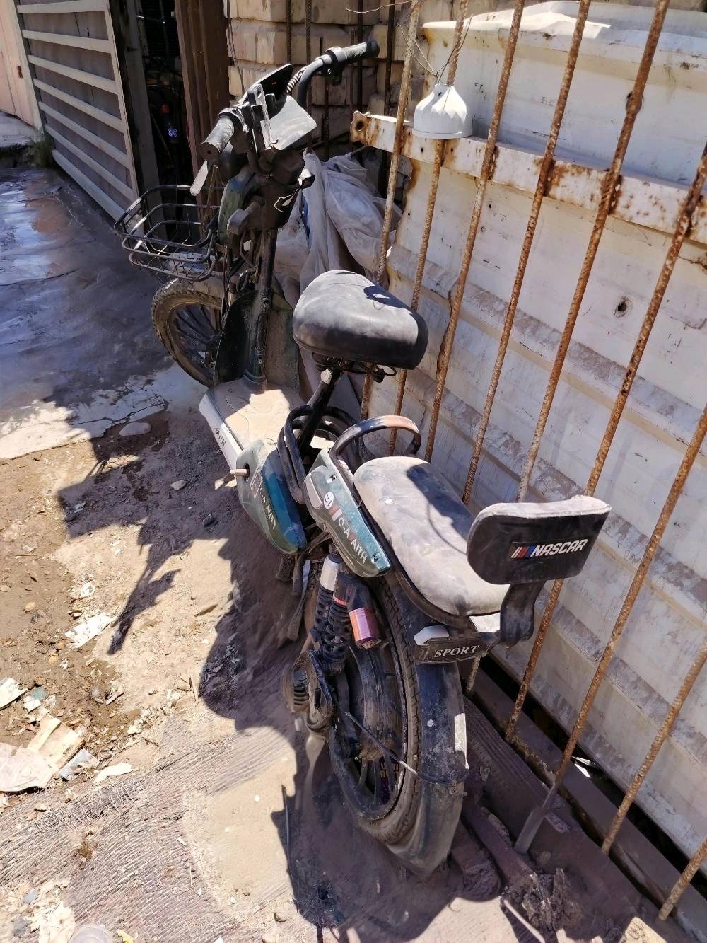 دراجه حجم 20 ضربه بدون دواخل فقط ماشه السعر 200 وبيه مجال سرعه 60 ب العنوان بغداد الغزاليه ومراوس حسب القناعه وبطاريه وشاحنه بلادي
 ومفاتيح موجوده قفل الدسكات والتشغيل و السرج
