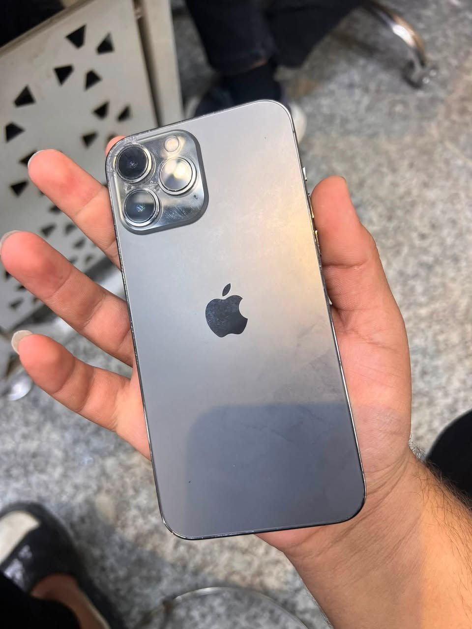 13 Pro Max
ذاكره 256
بطاريه 72
ضهر مفطور من فوك 
سعره 650 و بي مجال 
***********
