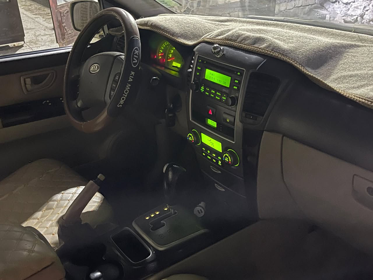 كيا سورنتو موديل 2009 الون رمادي داكن رقمها بغداد خصوصي سياره حلوه بلاديه بدون صبغ قطعه وحده فقط  يرادلها صبغ جماليه فقط كير محرك كفاله تبريد ممتاز حداديه جيد جدا سياره ترايها كلش حلوه وقويه سعرها 100 وبيها مجال بسيط مكان السياره بغداد الغزاليه لاستفسار لاتصال ***********. 0785704800
