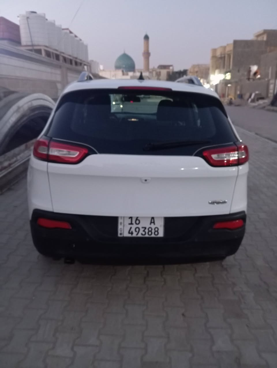 سلام عليكم
جيب شيروكي موديل ٢٠١٧ 
سيارة نظيفه جدا محرك جديد قبل شهر شديته مال كصه محرك جيب ٢٠٢١ حديث ما ماشي
تايرات جدد
فيول بم ووتر بم كله جديد
ماشيه ٦٥ الف محرك ٢٤٠٠
***********
