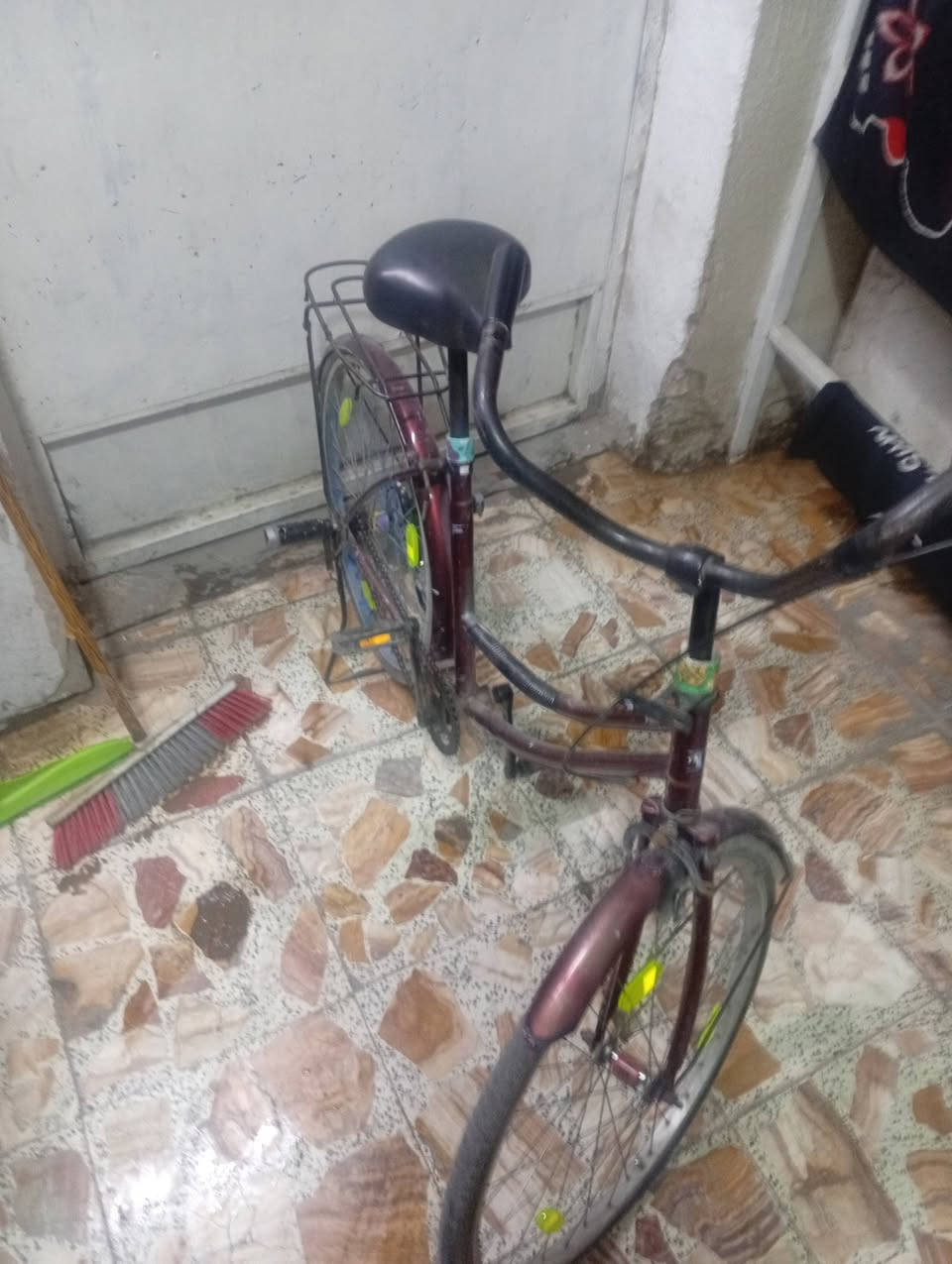 السلام عليكم عندي بايسكل للبيع بناتي حجم 26 بايسكل نظيف ما بيه اي نقص انا واني بغداد حي الجهاد بالاساتذه وهذا رقمي *********** رايده ب 40 وبي مجال
