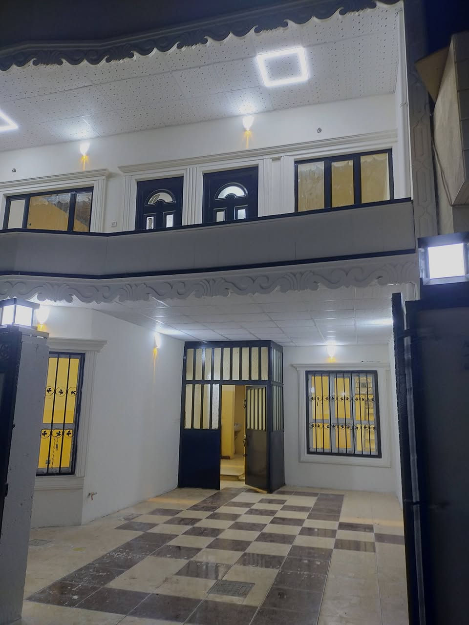بيت للليع طابقين مساحة 130متر فول متوفر كامل خدمات تبليط مجاري مدرسة بلدية انترنت اسواق البيت كلة كاشي سقف ثانوي يحتوي البيت على كراج واستقبال ومطبخ و 4غرف وحمام وصحيات عدد2 وبلكونة وبيتونة العنوان الفيلق قرب مدرسة شنوري   للاستفسار الاتصال ب ***********

