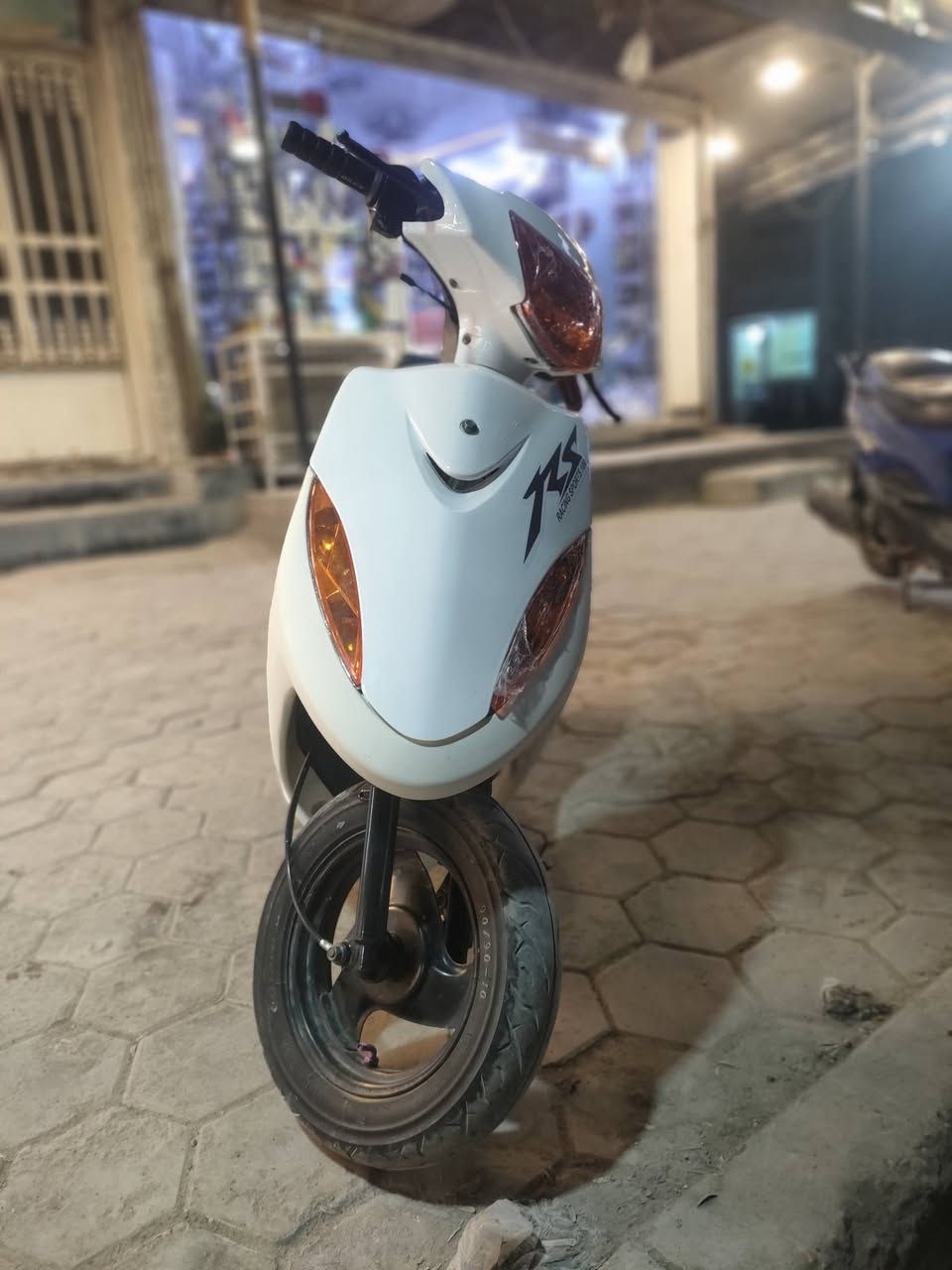 ماكس عدله كابريتر دراجه مثل ماموضح بالصور كامله مكمله دراجه نكره سلف بأي وقت كهربائيات كلها شغاله كفرات اصلية موجوده شلعه ومعدل مكينه ناعمه رايدها 600 وبيها مجال بسيط مكاني حريه


**إذا كنت صاحب هذا الإعلان وتريد حذفه لأي سبب، رجاءا أرسل رسالة إلى الدعم الفني**