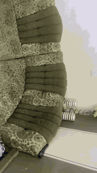 ديوان ١٣ متر نضيف خشب عراقي سعرة ٣٥٠وبي مجال بصيط ستفسار على الرقم ٠٧٧...