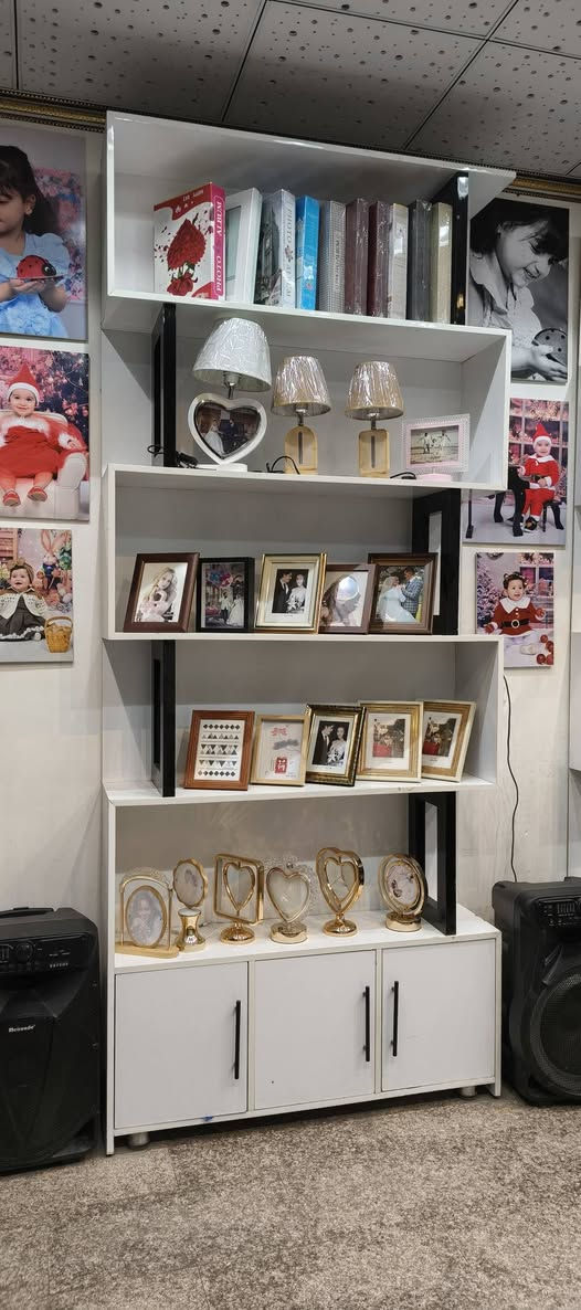 سلام عليكم ارفوف نضيفه كلش للبيع سعر الوحده ٢٢٥بيه مجال مرايه ١٠٠بيه مجال الاستفسار خاص او رقم ***********
