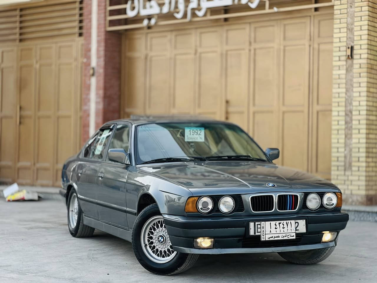 سلام عليكم للبيع BMW 525IA اصل  موديل 1991مسكر كير اوتو  محرك وكير شرط تتفأه وتبريد شغال سلايت جام كهرباء تخم تاير ويل خليه اصلي صدر جديد صبغ جماليه بدون ضرر بلادي سنويه لل28 شرط التحويل سعر 65$ وبيها مجال مكاني صلاح الدين للاتصال ***********
