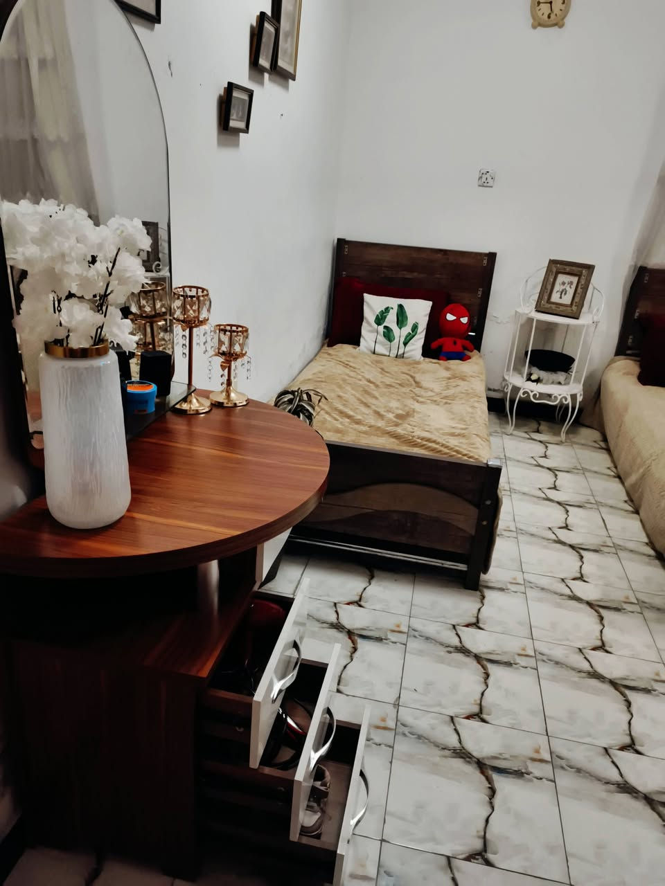 السعر٤٠٠ غرفه نوم تركي  سرسرين
بغداد حي الفرات
 ***********
