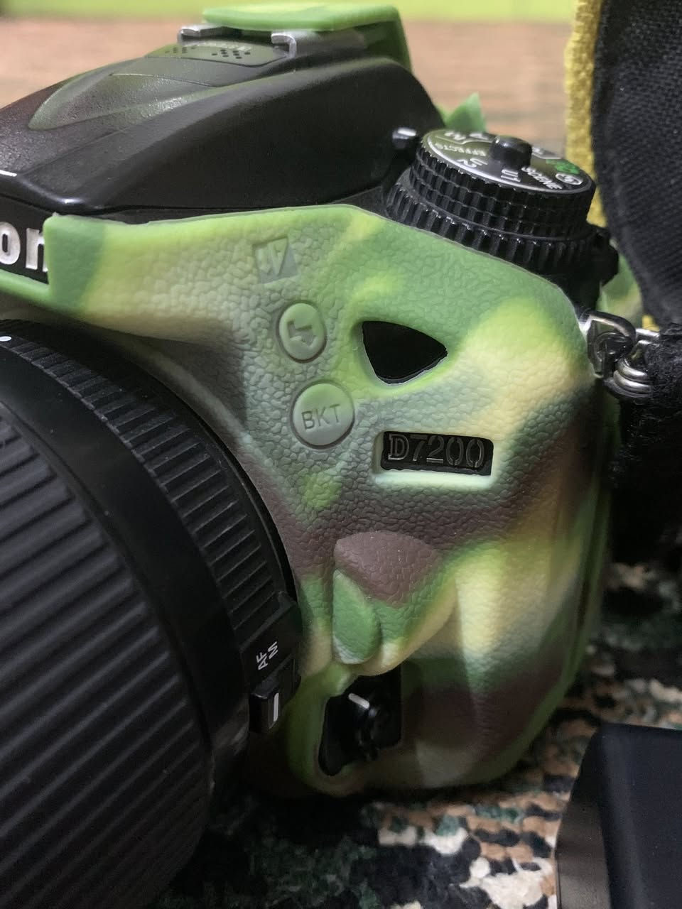 السلام عليكم كاميرا نيكون D7200 مع زوم 70/300 رياضي كامل الملحقات
نضافه 80‎%‎ 
مكان سماوه 
هـ/***********
