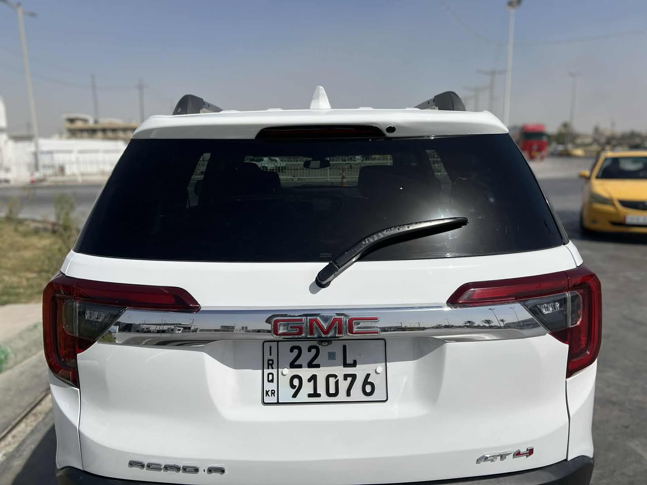 🏁 للبيع: GMC اكاديا AT4 موديل 2022
سيارة نظافة وكالة

🔹 المواصفات الفنية والأداء:

• المحرك: V6 بسعة 3.6 لتر، قوة وعزم دوران عالي.

• نظام الدفع: AWD (دفع رباعي مستمر) مخصص للطرق الوعرة والمدينة.

• الكير: 9 سرعات أوتوماتيك (تبديلات ناعمة جداً).

• نظام التعليق: خاص بفئة AT4 لراحة قصوى في المطبات والطرق الخارجية.

وبقية المواصفات معروفه هي بعد اعلى فئة هي والدنلي فول مواصفات

🔹 الإضافات والمميزات (الـ AT4 توب):

• المظهر الخارجي: جلوسات سوداء (Black Edition)، جنوط AT4 المميزة، وتواير بحالة ممتازة.

• المقصورة: كراسي جلد مطرزة بشعار AT4، نظام تدفئة وتبريد للكراسي.

• التكنولوجيا: شاشة لمس كبيرة تدعم Apple CarPlay و Android Auto، نظام صوتي Bose احترافي.

• الأمان: رادار تصادم، تنبيه خروج عن المسار، كاميرات 360 درجة (عالية الدقة)، وحساسات محيطية.

• التبريد: تبريد مركزي "ثلج" قطعتين (منفصل التحكم).

كشنات تدفئة تبريد

🔹 حالة السيارة:

• الممشى:[68الف] كم.

• البودي: [حادثها قبغ صندوق فقط من امريكا بدون دواخل].+حادث بسيط بالعراق خشم البنيد الايمن شبر ومعدل عالبارد وسوي سونار واني خادم

• الكهربائيات والميكانيك: السيارة بحالة الوكالة، "شغل واطلع".

• الأوراق: [رقم أربيل]، سنوية وهزة جديدة، والتحويل ثاني يوم.

📍 المكان: [بغداد الدورة]

💰 السعر: [27,500$] بيها مجال بسيط شراي راسل او اتصل غيرها لا تعبني 

📞 للاستفسار: [***********] واتساب
