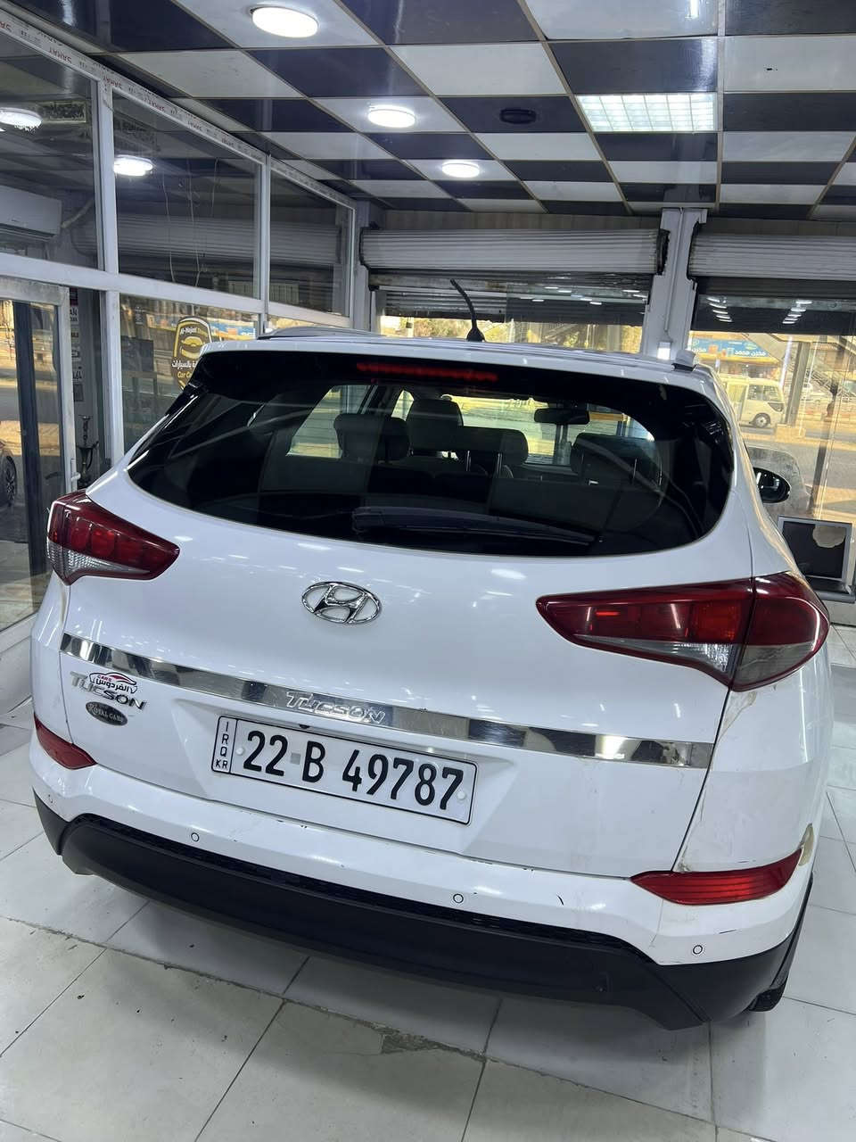 توكسان 2017 رقم اربيل بأسمي تحويل ثاني يوم
سيارة نظيفة بيها اقل من شبر تعديل بارد 
في باب السكن الخلفي مع تكحيل جداً بسيط في البونيد
السعر 180$
الاتصال على الرقم ***********
