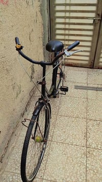 بايسكل بناتي حجم 27 نضيف ابريكات حساس  بايسكلك كامل بس الويل الخلفي بي...